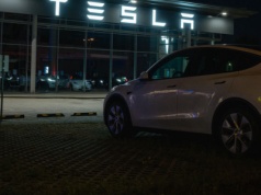 Da się pędzić autostradą bez rąk na kierownicy? To możliwe