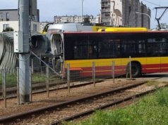 Groźne zderzenie na Gaju. Autobus rozdzielony na dwie części.