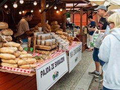 Na straganie w dzień targowy... [ Społeczeństwo ]