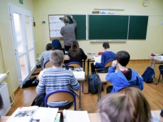 Wyjeżdżają w trakcie roku szkolnego. 