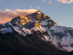 Mount Everest coraz droższy. Ale Nepal ma sprytną niespodziankę dla fanów wspinaczki