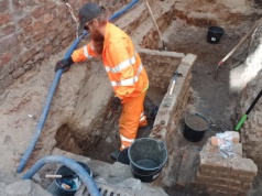 Co kryje dziedziniec Domu Mikołaja Kopernika? Rozpoczęły się badania archeologiczne
