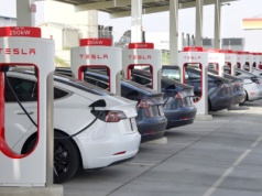 Tesla uruchomiła jedną z największych w Europie stacji ładowania aut. Jest jednak problem