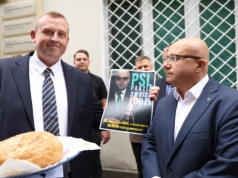 Niespodziewana konfrontacja w Rzeszowie. Poseł PSL wita Konfederację chlebem i solą