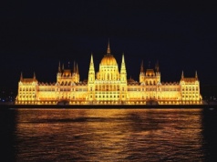 Węgry: uroczystość św. Stefana uczczona ogromnym krzyżem z dronów