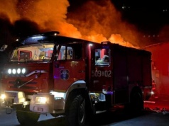 Groźny pożar w Helu. Strażacy walczyli z ogniem całą noc. Są ranni