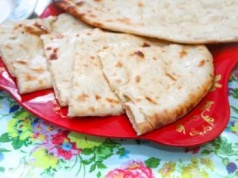 Ten indyjski chlebek idealnie pasuje do gęstych sosów. Smakuje jak z restauracji