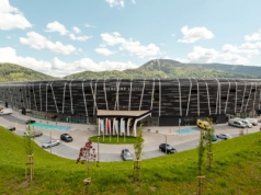 Mercure Szczyrk Resort z galerią sztuki w hotelowym korytarzu