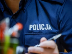 Miał wręczyć łapówkę, chociaż nic mu nie groziło. Wyróżniający się funkcjonariusze zawieszeni