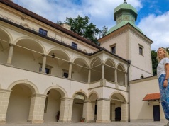 Mały Wawel, Karczma Rzym, podwójny kościół i smok Kicek, który z Mokrej zrobił Suchą