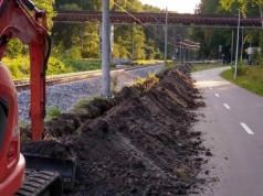 Wykonawca kolejowej inwestycji zasypał velostradę
