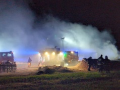 Płonęła sterta słomy. Strażacy ratowali bydło i maszyny