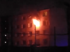 Pożar w bloku przy ul. Siemiradzkiego. Ewakuowano 20 mieszkańców [WIDEO]