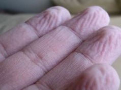 Zmarszczone palce po kąpieli. Mówią o Tobie więcej niż myślisz