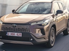 Toyota Corolla Cross po zmianach. Pali 4,9 l/100 km i właśnie potaniała