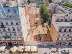 Koniec z „dziurą” na ulicy Piotrkowskiej w Łodzi. Pod numerem 58 powstaje „Kamienica Konesera” [ZDJĘCIA, WIZUALIZACJA]