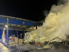 Ciężarówka wjechała w biletomat na A2. Jest nagranie