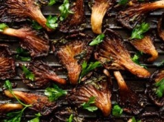 Boczniaki wrzucam na patelnie i zalewam dwoma dodatkami. Znikają w mgnieniu oka