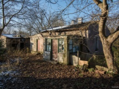 Opuszczona chatka z kalendarzem z 1981 r.
