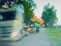 Maszyna spadła na drogę prosto w ich auto. Zostali ranni