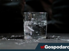 Woda z solą - czy ma to sens? Jak tak, to dla kogo?