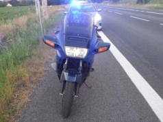 Jechał motocyklem po Polsce pijąc wino. Wydmuchał 2 promile