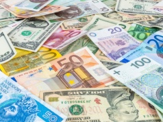 Kursy walut 25.08. Fatalny początek tygodnia dla złotego. Dolar i funt mocno w górę