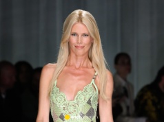 Stylizacje z pokazów mody, dzięki którym Claudia Schiffer zyskała status supermodelki [GALERIA]