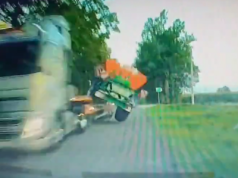 Dramat pod Piotrkowem. Rozsiewacz nawozów runął z lawety na auto. Wstrząsające nagranie