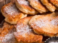 Jesienią nie dodaję jabłek do racuchów. Sięgam po inne sezonowe owoce i wychodzą przepyszne