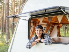 Nocleg pod namiotem czy w kamperze? Porównanie opcji dla fanów motoryzacji