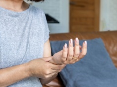 Choroby reumatyczne to problem seniorów? Specjalista: To mit!