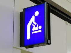 Postawili w parku przewijak. Dla dzieci, ale powinni skorzystać dorośli