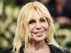 ODMIENIONA 70-letnia Donatella Versace zachwyca na 
