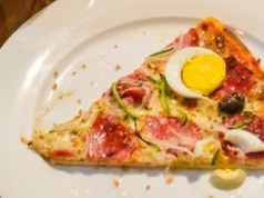 Ta pizza powstaje w 5 minut. Gdyby Włosi to zobaczyli, złapaliby się za głowę