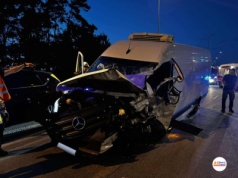 Groźny wypadek na A1. Bus wjechał w bariery