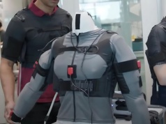 Ten robot pomaga w rehabilitacji. Nosi się go jak kamizelkę