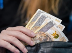 Takie wsparcie przysługuje rodzicom dzieci z niepełnosprawnościami. To świadczenia, zasiłki oraz ulgi