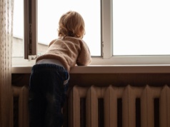 Groza w Oświęcimiu. Czterolatek chodził po parapecie okna. Był pod opieką brata