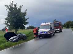 Samochód na zagranicznych numerach wpadł do rowu – w środku cztery osoby