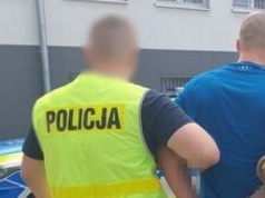 Policjanci weszli oknem, a poszukiwany schował się w wersalce