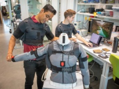 Roboty pomagają poruszać się ludziom po udarach i ze stwardnieniem zanikowym bocznym