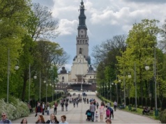 Ponad 100 tysięcy wiernych przybyło na Jasną Górę. Polacy wciąż pielgrzymują