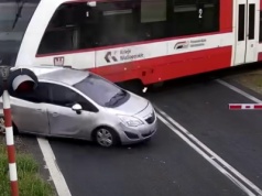 Kierowca zignorował rogatki, pociąg staranował samochód. Wstrząsające nagranie