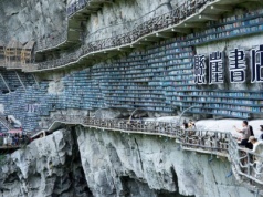 W Chinach działa niemożliwa księgarnia. Regały wiszą nad przepaścią