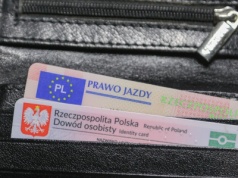 Straciłem prawo jazdy za granicą. Czy mogę jeździć samochodem w Polsce?