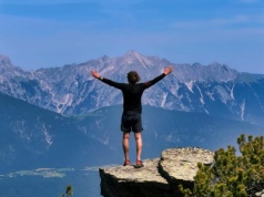 Zirbenweg w Tyrolu. Łatwy szlak z Innsbrucka z widokiem na Alpy