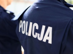 Rzucił się na policjanta z młotkiem. Padły strzały
