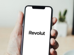 Revolut z nowymi funkcjami w aplikacji. Przydadzą się podczas podróży