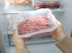 Rzeźnik wymienił zasady mrożenia mięsa, żeby nie skończyć z zatruciem. Kluczowa nie tylko temperatura